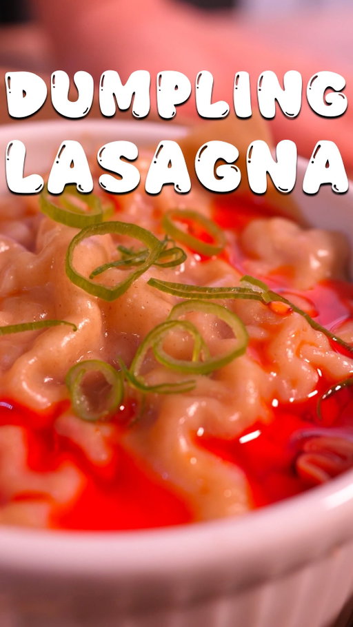 DUMPLING LASAGNA qui cassent internet ! Abonne-toi pour d’autres recettes ! 
Je vois passer ce plat toutes les 3 vidéos donc c’est l’occasion de la tester avec vous : des gyozas ou des raviolis, la farce est au choix, dressés en couches pour ne pas s’embêter avec le façonnage. C’est sympa, pas compliqué du tout, et entre la farce et la cuisson, ca peut être assez rapide ! 

Ingrédients pour 2 personnes : 

280 g de porc ou de viande hachée
1 gousse d’ail
2 cm de gingembre
2 cuil. à soupe de sauce soja
1 cuil. à soupe de mirin 
1 cuil. à thé d’huile de sésame
1 pincée de sucre 
2 feuilles de chou chinois
8 feuilles de wonton ou de gyozas
Cébette
Huile de sésame pimentée - ra-yu ou chili crunch 
#recettefacile #dumpling #lasagna