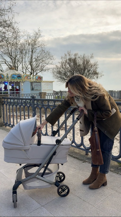 Je vous emmène pour une journée avec moi sur le bassin et vous partage quelques unes de mes adresses favorites… 🤍 
Brunch : Moana Café 
Café : Flora café 
Pour me promener avec Adèle j’utilise la petite nouvelle de chez @maxicosi_eu, la Fame Cabin ! 
Maniable, stable et confortable elle est parfaite pour mes journées à vadrouiller ! 
Ce que j’adore c’est qu’elle prend peu de place et se plie et se déplie hyper facilement même avec la nacelle donc easy quand je suis toute seule avec Adèle 🙈
collaboration commerciale