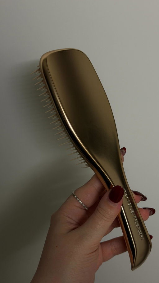 Romanticising my hair routine with this ✨🥂 @tangleteezer #thickhair #hairbrush #tangleteezer (linked*)