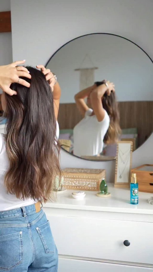#pub Já tinha partilhado aqui que um dos meus objetivos de 2026 é usar menos maquilhagem, apostar mais em skincare e cuidar mais e melhor do meu cabelo 😊 

Desde que fui a Marrocos que me apaixonei pelo óleo de argão e este Elixir de Óleo de Argão Marroquino da @herbalessencespt tem sido um dos produtos que tenho usado neste processo. 

Bastam 1–2 gotas, no cabelo húmido ou seco, para o sentir mais nutrido, suave e com brilho, e o aroma continua a ser das coisas que mais gosto.

#HerbalEssences #ArganOilElixir #ArganOilShampoo #MoroccanMethod