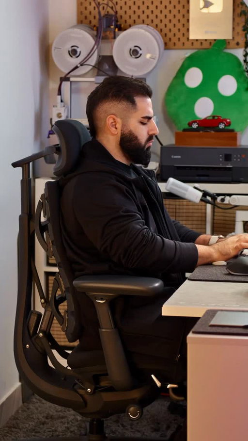 Work from home routine 👨🏻‍💻

Personally I love every bit of being able to work from home. Obviously I have a great little space to do it from but when it comes down to it, as long as you love what you do then you will 100% enjoy doing it from anywhere.

In case you are wondering, the screens are not touch 😅

The chair on the other hand is awesome 👏🏻

And the mug is the PixelMug P1 👊🏻 unfortunately it does not keep my mug warm 😢

🔗 Comment “setup26” and I’ll send you a link to all the gear

#homeoffice #coding #officevibes