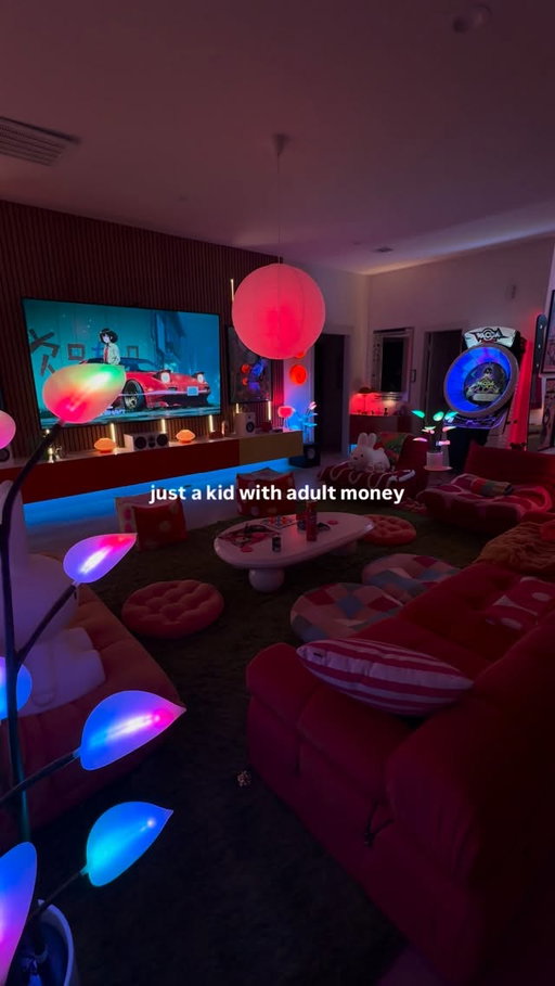 life has been good to us 😮‍💨👌
.
.
.
.
Dopamine decor, maximalism, apartment ideas, cozy home, lamps, home at night