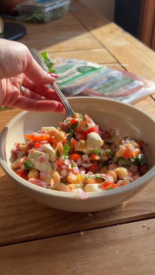 #SponsoredByApplegateFarms 🌿ITALIAN DENSE BEAN SALAD 🫘

Step aside pasta salad; this Italian dense bean salad has all those delicious fresh flavors, but you don’t have to cook anything! In just 15 minutes, you’ll have a lunch with 30g of protein and 10g of fiber! So grab a few cans of beans, your @applegate meat, and let’s get mixing!

- you’ll need -
chickpeas
white beans
APPLEGATE NATURALS® Black Forest Uncured Ham & Uncured Genoa Salami
APPLEGATE ORGANICS® Oven Roasted Turkey Breast
bell pepper
red onion
basil
mozerella pearls
dressing: Italian dressing, garlic, oregano, red pepper flakes, salt, & lemon juice

👉SAVE this & Comment RECIPE, and I’ll send it to ya and where to grab the turkey, ham, and salami! (You have to be following @_joytothefood_ to get the recipe sent to you)

Or google “joy to the food dense bean salad” :)

Hot Tip! The key to a great dense bean salad is to chop everything super small, so you get a little of everything in every bite! I like to use a chopper for this; otherwise, just take your time chopping. 

✨ This is a very hearty salad (much more so than pasta) so it keeps great, and gets better with time, for a full 5 days in the fridge!

Macros: 440cal 18F 36C 30P & 10g fiber

High protein | no protein powder | january recipes | dense bean | chickpeas | lunch ideas | meal prep

https://joytothefood.com/italian-butter-bean-salad/
