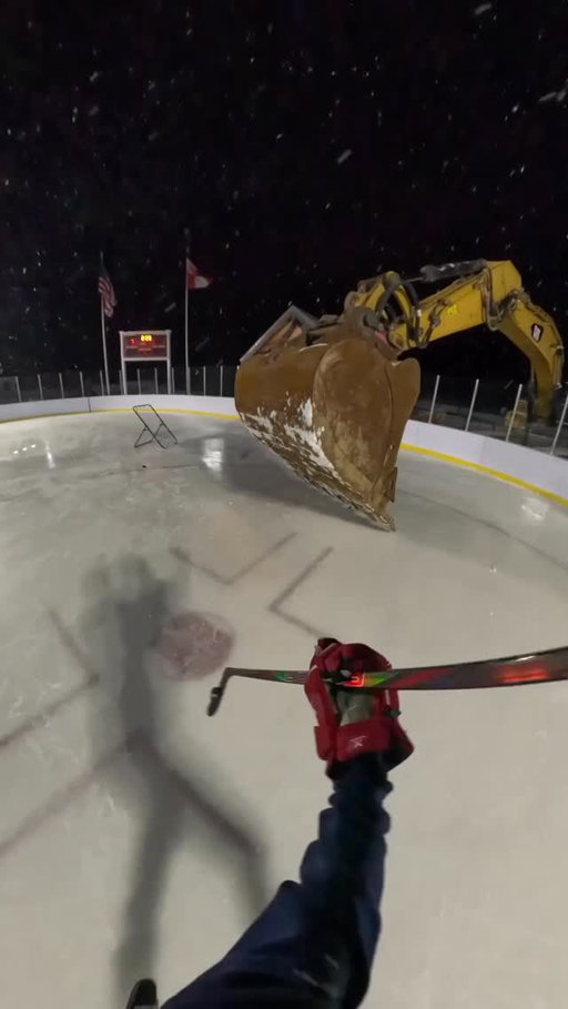 Skating out here at night hits different 😍🏒