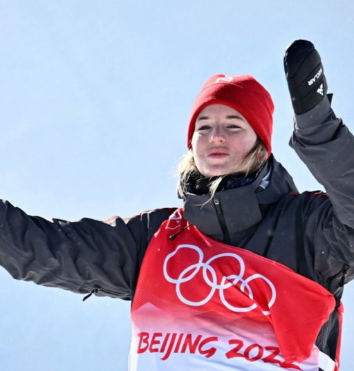 I’m going to my 3rd @olympics!!! 
With the official announcement finally out I can yell it from the mountain top!!

I am honored to represent @teamcanada once again! When I made the decision to return to halfpipe after taking a 2.5 year break to have Lou, I immediately had my sights set on Milan/Cortina and am really proud to say I’ve done it!

I definitely can’t guarantee any outcomes but I can guarantee that I will be having the most fun with my family by my side and a smile on my face knowing I’ve reached my goal of attending my 3rd games... 

My mom said to me (in the middle of a mentyb) “No matter what happens, you know everyone is still going to raise their glass and celebrate when it’s done. no. matter. what!” and I’ve been holding onto that since! 
 
So cheers to the tears, the injuries (7 surgeries), the little girl with big dreams, the supportive parents, the bullying brothers, the encouraging coaches, all the teammates past and present, the loving husband, the most perfect daughter and all the friends and family along the way… and to never giving up when it got tough! I can’t believe we’re doing it again!! 

See you in Livigno!! 🥂🇮🇹