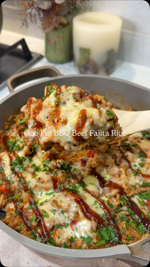 ONE PAN CHEESY BBQ BEEF FAJITA RICE

All about the simple meals this week. 

One pan meals are perfect for week night dinners, they are quick and it’s less mess, and you can easily batch cook for lunches too! 

Follow @kimberlys_journeyy for more recipes like this⤵️

For four portions: 
- 500g lean beef mince
- 200g dry rice 
- 1 diced red onion 
- 1 diced pepper 
- 2tbsp tomato puree 
- 500ml stock 
- 3 crushed garlic cloves 
- 2-3tsp fajita seasoning 
- Tbsp bbq seasoning 

The full written recipe card is available on my meal plan app, with calories and macros calculated! 

If you want to sign up head to the link in my bio or my stories, use code JANUARY26 for a surprise discount 💖