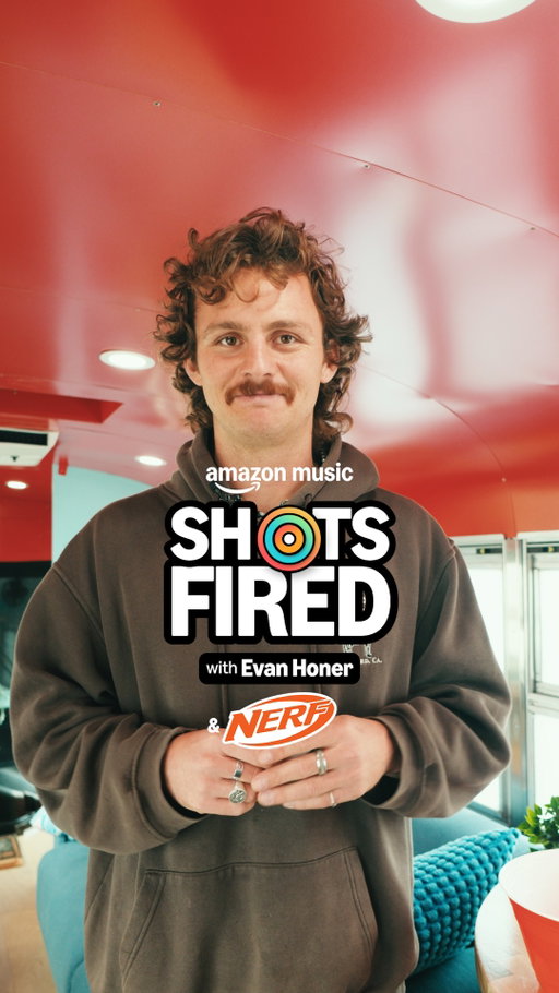 From questionable fan gifts, stroopwafel boundaries to a full-on homefries debate, @evanhoner spills it all on the Amazon Music Bus 🍟