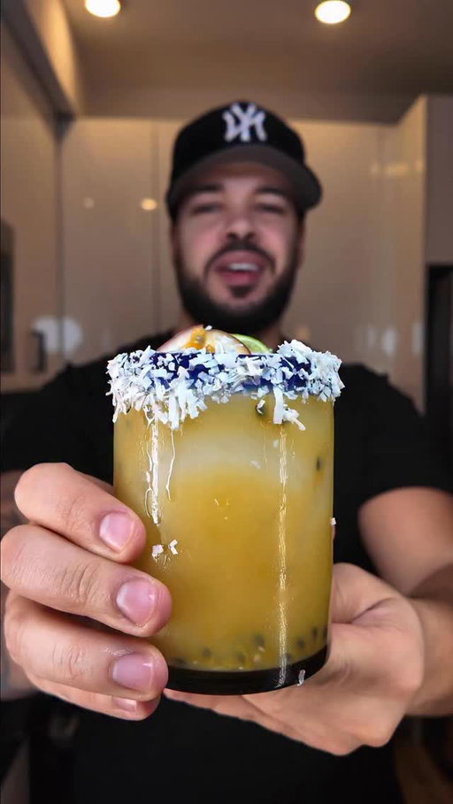 Coconut Passion Fruit Margarita 🥥🍹