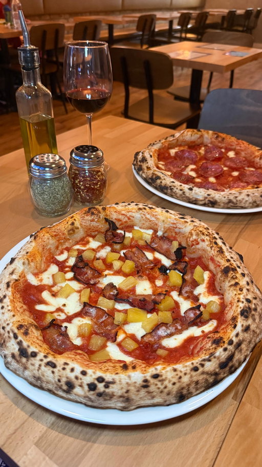 @strapolipizza’s second location is now open in Roscoe Village! 🙌🍕

What do you want to try? 👇
🥗 Caprese Salad
🥪 Prosciutto & Basil Sandwich
🍍 Hawaiian Pizza
🍕 Soppressata Pizza
🌰 Nutella Pizza (added pistachios)

📍 Roscoe Village, Chicago, IL