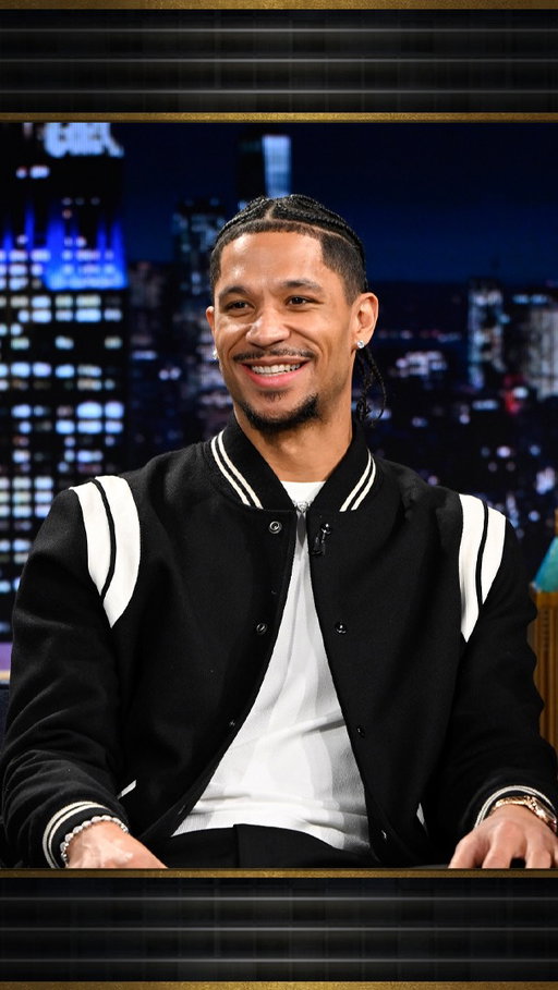 @jhart passed his baby to a teammate, Mitchell Robinson, when he was called back to the court during a @nyknicks game 🤣 #FallonTonight