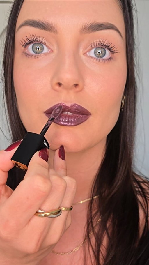 I know it's still trending to soften/blur it and straighten out the top lip but don't forget how gorgeous your natural cupids bow is - if you have one! I love emphasising mine because everytime I see a pic of Rihanna's I'm like, damn! 😍
The lipstick is @chanel.beauty 599 nebuleuse rouge la laque 💋 #cupidsbow #chanelbeauty