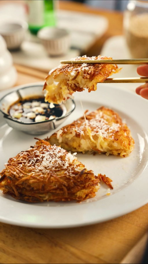 Another Culinary Class Wars recreation: Brewmaster Yun’s Cheesy Gamjajeon 

Thinly sliced potatoes, fried until crispy, folded and stuffed with 2 kinds of cheese! It has a fluffy potato interior and a gooey cheese to level it up.

I have the full written method on my blog and Substack, so you can make it too. ✨ 

#culinaryclasswars #potatopancakes #gamjajeon 
#흑백요리사 #감자전