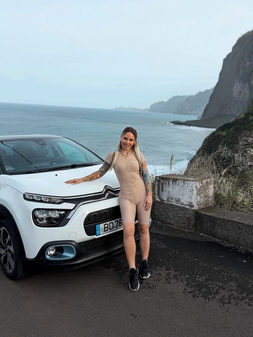 reklám| Madeirán annyi csodaszép hely van, ahova autóval a legkönnyebb és legpraktikusabb eljutni 🚗🌿
Megállhatsz, ahol tetszik, nem kell sietned, csak élvezheted az utat és a látványt.🌊

Én a @car4youmadeira.hu -n keresztül béreltem autót, és minden nagyon könnyen ment. Nem kérnek hitelkártyát, mint a legtöbb helyen, nem kell kauciót fizetni, az autó hibátlan és korrekt áron bérelhetitek ki.

Ha Madeirára készülsz, és szeretnél szabadon mozogni a szigeten, én abszolút őket ajánlom 💛 #car4youmadeirahu #madeira #carrentalmadeira