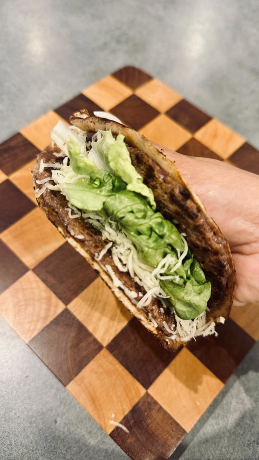 Ça faisait longtemps que j’avais pas fait ça 😋 

- 1 petit Wrap ( avec ou sans gluten ) 
- 1 steak haché 5% 
- sucrine 
- fromage Rapée ou en tranchette

#charal #oldelpaso #wrap #sansgluten #cooperativeu