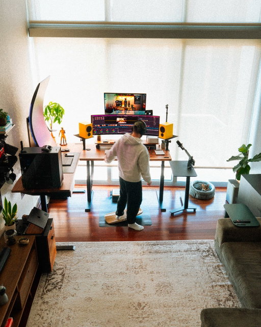 Locked in at the studio today 👨🏻‍💻🔒

Still easing back in after two back-to-back West Coast trips, which means a lot of catching up and a lot of screen time 😅
YouTube edits are finally moving along, and I’m hoping to drop a couple fun ones soon🙏🏻🎥

Also been experimenting with running VS Code locally on my iPad. The Android setup got a lot of love, so I figured it was time to give iPadOS a proper try. Let me know if you want a full video on that 🤝🏼🔥
