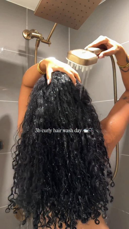 Full curly hair wash day routine ➰

This was a much needed wash after having my hair in a bun for a week! It brought back sooo much hydration and moisture to my curls 💦

Products used 
@olaplex clarifying shampoo & scalp treatment 
@innersenseorganicbeauty hair bath shampoo 
@gisou honey hair mask 
@lushcosmetics super milk leave in 
@ilovethedoux bee girl custard
@jvnhair shine oil 

#washday #curlyhairroutine #asmr
