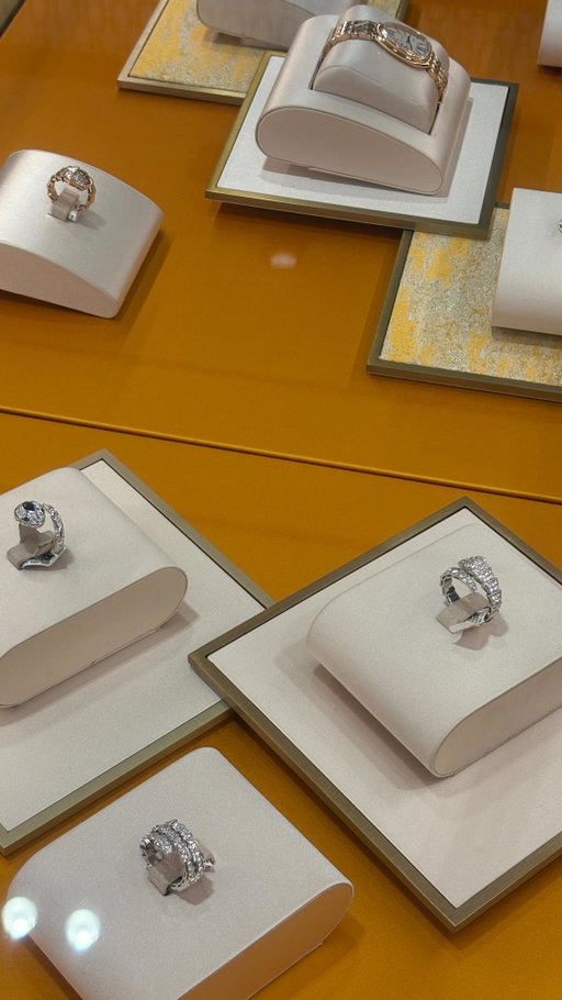 Les plus beaux commencements sont souvent silencieux. Commencer avec une pièce intemporelle, c’est donner au temps un point d’ancrage, et laisser la beauté durer, jour après jour. 

.

The most beautiful beginnings are often subtle. Starting with a timeless piece gives time an anchor, and let’s beauty endure, day after day.