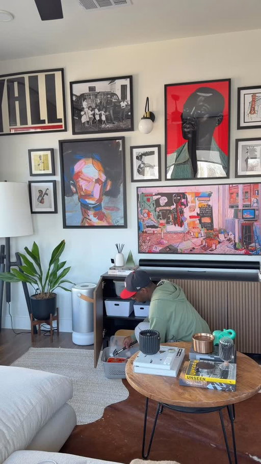 Every single thing in my home has its own place. I run an organized program around here. 

#organizeyourhome #organizedhome #homeorganization #homedecor
