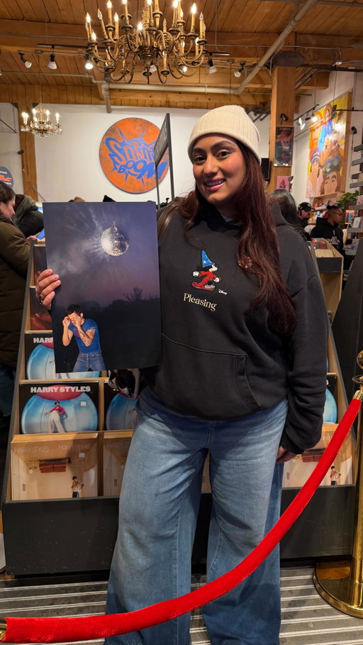 Froze my ass off to be one of the first people in Canada & the world to listen to @harrystyles new song and wow it did not disappoint 🤭 So excited to experience this new era of Harry!!

Thank you @sonicboommusic for hosting @sonymusiccanada for making sure we were warm, fed, and feeling good the whole time! 

#toronto #harrystyles #onedirection #apature #KISSDO