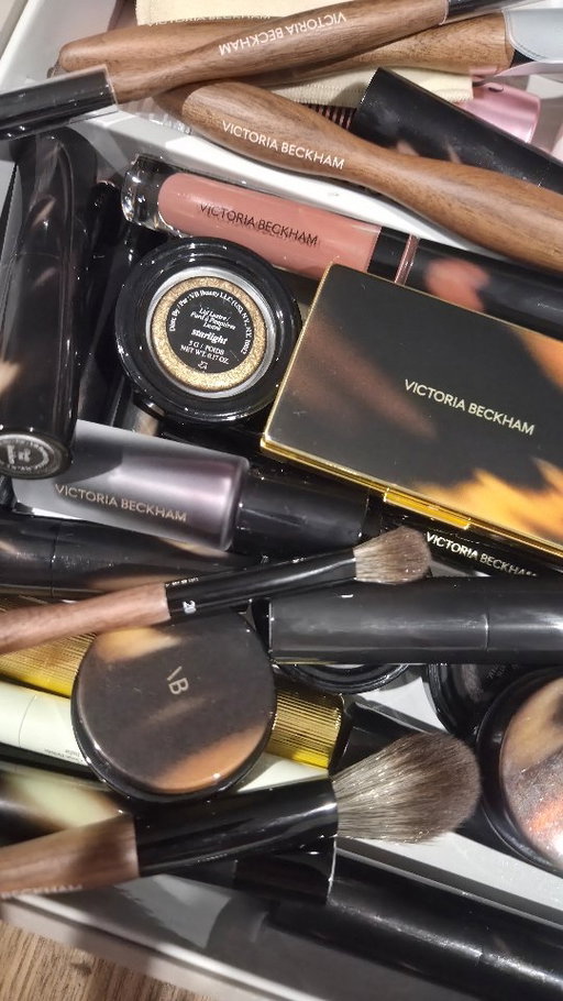 Ur welcome hun x 
#victoriabeckhambeauty

 if anyone else also wants to show support to Posh & Beck's at this time you can do so at @meccabeauty 🙏

('Nicola has nits x' is such a great shade, Thanks for the rec @fizzsinclair!)