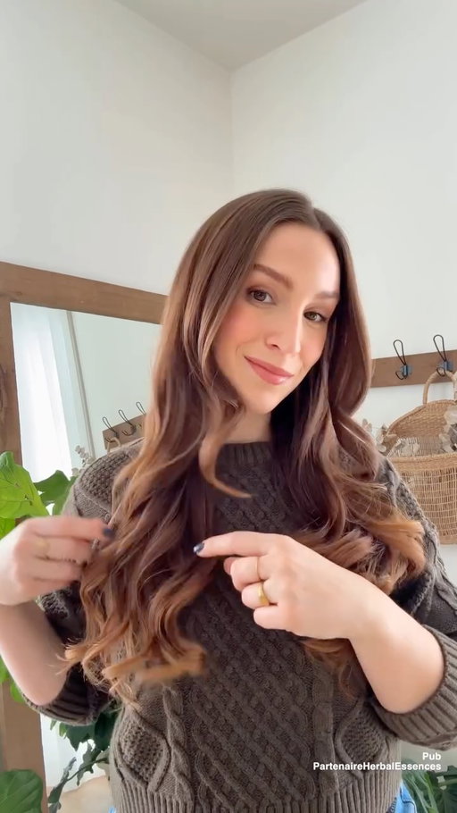 #pub ​​🌿Les plantes embellissent mes journées, que ce soit dans mon chez-moi ou dans mes cheveux ! 😇 Parlant de plantes, j’aime particulièrement l’Huile capillaire légère @herbalessences ! Avec l’huile de camélia et l’aloès qu’elle contient, elle nourrit la fibre capillaire, mais sans rendre mes cheveux gras et lourds pour autant. Je l’adore ! 💚

#pouvoirdesplantes #partenaireherbalessences