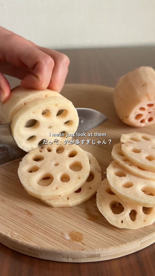 SESAME SOY SAUCE LOTUS ROOT ✨ ごま醤油れんこん 

Crunchy lotus root coated in a nutty sesame soy glaze — one of my favorite side dishes! My mom made this for me once and I immediately asked her to teach me how to make it. The key is using lots of white sesame seeds!!
I am also excited to announce that this is my first recipe up on @tokyorecipes.bynadia woohoo! I learned everything by watching my mom cook, so getting to share my own recipes now means a lot.
Full recipe is up now (link in my bio) — and send me any Japanese dishes you’d love to see next 🤍

シャキシャキのれんこんに、香ばしいごまと醤油をたっぷり絡めた、大好きな副菜。
最初は母が作ってくれて、美味しすぎてすぐに作り方を教えてもらいました。
ポイントは白ごま多め！！

実は、このレシピ、 @tokyorecipes.bynadia に掲載されている私のはじめてのレシピです！
@recipe.nadia の初Tokyo Recipesアーティストとして今年はたくさんのレシピを皆さんにお届けします💕
母の料理を見て育って、今こうして自分のレシピをシェアできているのが、まだ信じられないー！

他のレシピもサイトに載っていますが、次に見たいレシピがあったら、ぜひ教えてくださいね🤍

#lotusroot #れんこん #nadia