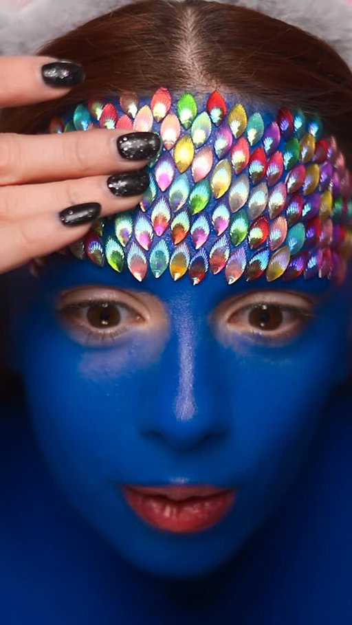 if you see me, hide the rhinestones 🫣💙
_
#makeupchallange #rhinestones #eyeliner #lipstick