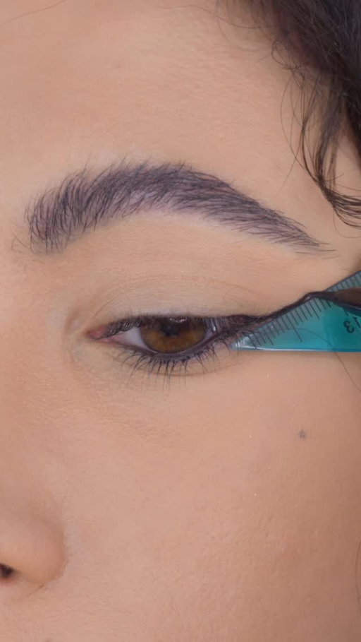 ASMR 🎧 This is how much of a perfectionist I am 🙂 it turned out so good tho I think i’m on to something here

Eyeliner pen is from @nyxcosmetics @nyxcosmetics_italy