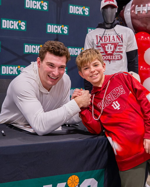 Bloomington energy! @fernandomendoza stopped by to connect with fans who’ve been part of the journey from day one ☝️💯