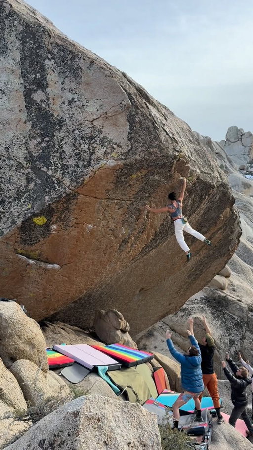 I’d been saving this climb for the right moment. Yesterday felt right. 

Luminance ⚡️ 

Big thanks to @apashpash @dr.climb @ Quin @amydoo @kylelw93 for the landing zone 🙌🏼

@thenorthface_climb 
@scarpa_world 
@organicclimbing 
@gnarlynutrition 

#climbing #bouldering #bishopbouldering