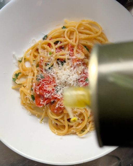 A quick step by step of the quickest and simplest pasta for when I have approx ten minutes to cook eat and clean