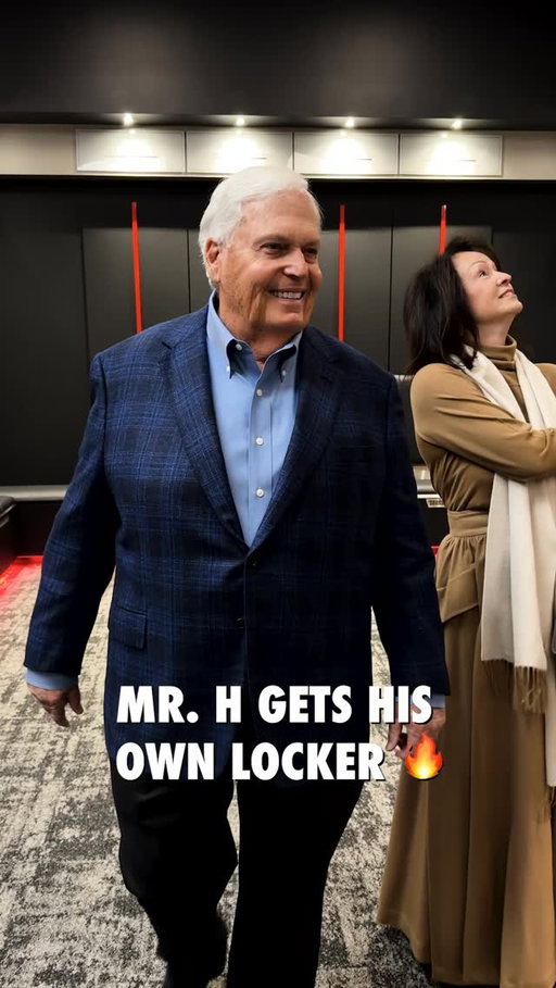Mr. H seeing his place in the new locker room! 🤩