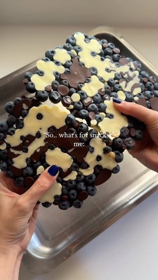 long time, no berry bark, so here we are 💙

#blueberries#blueberry#trufru#pistachios#healthysnack
