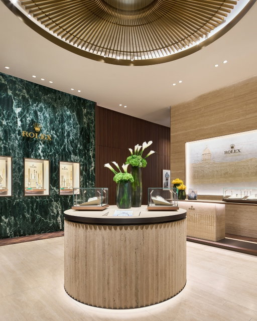 We are pleased to introduce the new Rolex Boutique at Royalmount Mall in Montreal. A refined space designed to reflect the enduring values of Rolex and to showcase its timepieces in an exceptional setting.

Nous sommes heureux de vous présenter la nouvelle boutique Rolex du centre commercial Royalmount Mall à Montréal. Un espace raffiné conçu pour refléter les valeurs intemporelles de Rolex et mettre en valeur ses montres dans un cadre exceptionnel.

#Rolex #RaffiJewellers #OfficialRolexRetailer