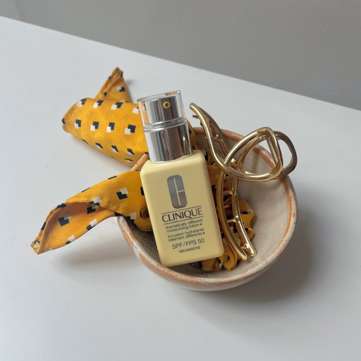 It’s been a minute, but popping in to share my newest AM routine addition !!

@clinique’s Dramatically Different Moisturizing Lotion with SPF 50 is a good moisturizer for dry-combo skin while also giving sun protection ☀️ I love combining my moisturizer and SPF steps in the winter when I don’t need as much sun protection.

It’s a lightweight texture with no white cast, but is definitely a bit sticky. Overall, would honestly repurchase!

*I received this product for free from Topbox Marketing for testing and review purposes

#sunscreeneveryday #skincaregram #skincarecanada #clinique #skinstagram