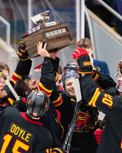 What a night at the 16th Annual Frosty Mug presented by @indimortgage_centralontario ❄️🏆

In front of a sold-out Sleeman Centre, the Gryphons battled past the Badgers for a 3–1 win and another Frosty Mug title. From big goals to an electric crowd and trophy celebrations, this one had it all!

Thank you to our fans, sponsors and everyone who made the 16th Frosty Mug unforgettable ❤️🖤💛

gryphons.ca or link in bio for the recap! 

#FrostyMug #GryphonPride #UofGuelph #GryphonHockey
