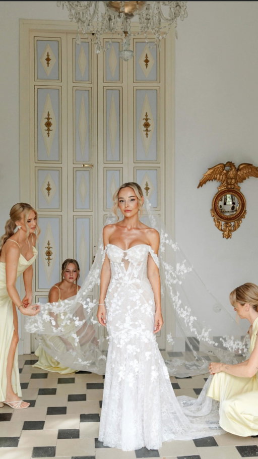 The bridal effect—we love to see it!

Bride: @vanessasternklint 
.
.
.
.
.
.

#weddingday #bridesmaiddresses #bridalparty #yellowbridesmaiddresses