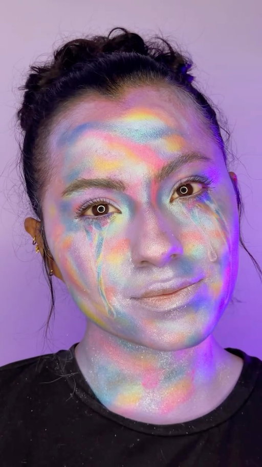 Cómo se vería un MAQUILLAJE HOLOGRÁFICO pero DESDE CERO😳

#makeup #michmoon #holigraphic #iridescent
