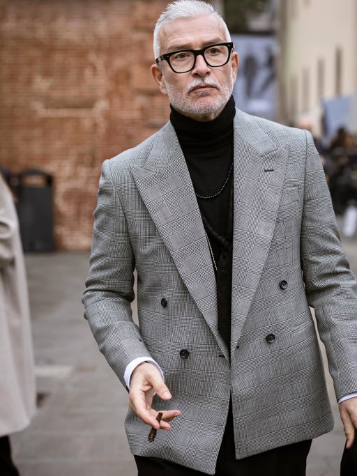 Ricominciando a vestirsi bene, si innesca un circolo virtuoso che migliora l’autostima, riduce stress e ansia, e trasmette un’immagine di maggiore cura e sicurezza personale. Non significa seguire ciecamente la moda, ma scegliere capi che valorizzano la propria personalità, curando l’equilibrio dei look e il comfort, il che influisce positivamente sia sullo stato emotivo che sulle interazioni sociali. -By starting to dress well again, a virtuous cycle is triggered that improves self-esteem, reduces stress and anxiety, and conveys an image of greater personal care and confidence. It doesn’t mean blindly following fashion, but choosing clothes that enhance your personality, focusing on balanced looks and comfort, which positively impacts both your emotional state and social interactions.  Domenico wears @e.po.ca Jacket during Pitti109.  Thanks to @massininni_ph
