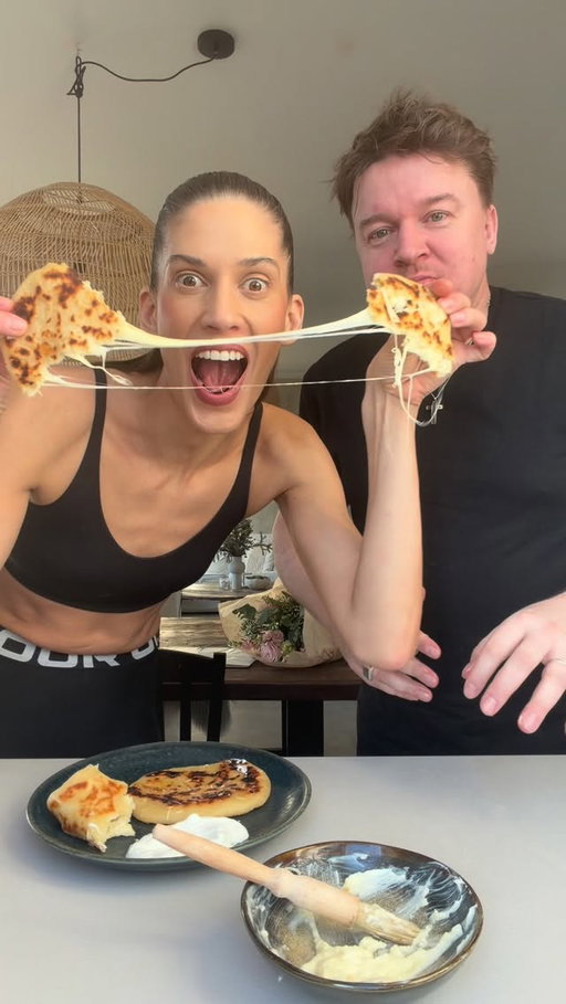 Tohle si musíte udělat🥳tyhle česnekové placky?Top strop🥳
Budete potřebovat: 
Placky jen ze dvou surovin 🥳
2x hrnek hladké mouky
5x velká lžíce jogurtu (dle potřeby domoučit👌🏻chceme z toho těsto v celku👌🏻
Těsto rozdělíme na 4 části, ale můžete klidně 6 jak Vám to půjde 😊 nastrouháte sýr a naplníte rozvalené placičky 👌🏻po naplnění ještě přejeďte válečkem😆
Rozpálená pánev trošku oleje na omaštěni👌🏻
Na závěr placičky potřete česnekovým máslem a solí a přidejte k tomu zakysanou smetanu 🥳