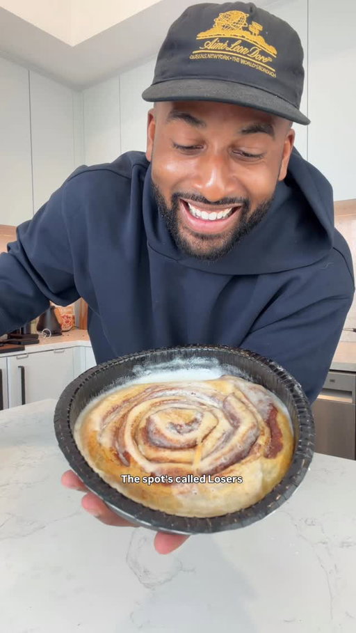 Trying the @losersnyc sourdough cinnamon roll! 

@nck.ryn @moan.appetit 

#foodreview #cinnamonrolls #sourdough