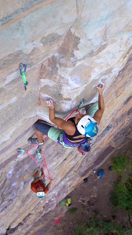 A few days ago, @connor.runge and I sent this super fun linkup in Macaguato in a 2 day push!! (5.12c, 5.13c, 5.13b, 5.12a, 5.12b) 😍💫✅

The climbing here in @macaguato is AMAZING! Crimpy, technical face climbing (my favorite!) with some stunning jungle views. There are so many paths to the top, we decided to start with “Metele Como Es” (pitching it out) and link up with “Chango” dubbing this new path up the wall “Metele Como Un Chango” 😂🐒 we felt so lucky to be climbing some of Jorge’s beautiful pitches here in Colombia 💫

Although this linkup didn’t come without its stressors given that both of us wanted to lead every pitch (this meant a lot of jugging for Connor), I’m proud of our team ascent. I’m also grateful that Connor chose to spend the extra day on the wall so we could top out together, given I needed a bit more time working the harder pitches than he did 🩷 (and for hauling for us… 😅) I was also psyched to have @gabo.romer0 up there on our adventure filming and taking photos the whole way thru!

I didn’t think I could do it so quickly, uncertain about how my wrist and body could keep up post injury. But as you can see from this clip— in classic Anna Style— I fell upwards to the chains each time 🤯 I love the audio on this video!! The cheering always helps me send 💯 

This feels like another major turning point for me in my wrist recovery. I feel I can start trying hard again, for multiple days in a row(!!) 🥹 I could cry happy tears!!! Cheers to a healthy and strong start to 2026 🥰

Thanks to the companies that stayed with me thru it all: @rab.equipment @rab.equipment.na @evolv_worldwide @rungne_official @mytendon_official