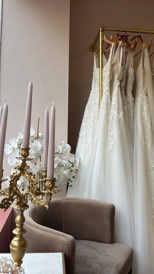 ok spoiler: ça c’est super bien passé et j’ai trouvé ma robeeee hihihihi #essayages #robedemariée #trouversarobedemariée