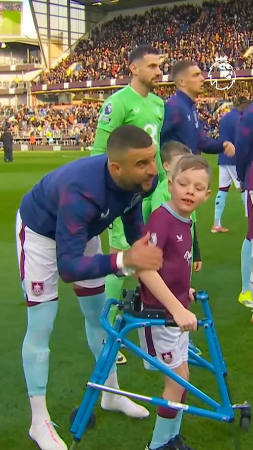 Kyle Walker 💜 The @burnleyofficial mascot