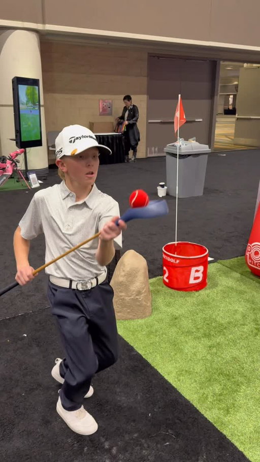 Think you could pull this trick shot off?? @shaneskygolf is straight 💰