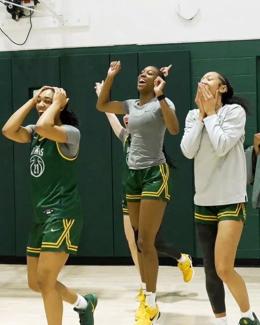THANK YOU TING💚

@yut_deng and @nike gifted the whole squad her PE’s and we were LIT

#SicEm | #GreaterThan
