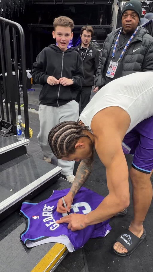 Key promised this fan he’d stop by postgame to show love 💜 

#TakeNote