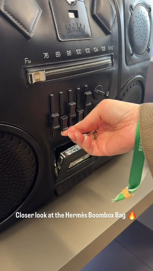 Checkout the @hermes boombox bag that caught the eyes of audiences at Véronique Nichanian’s final show for the house. The bag arrived on the runway in a black and brown leather iteration featuring workable dials and even a cassette wallet that fits into the piece. Take a look here.