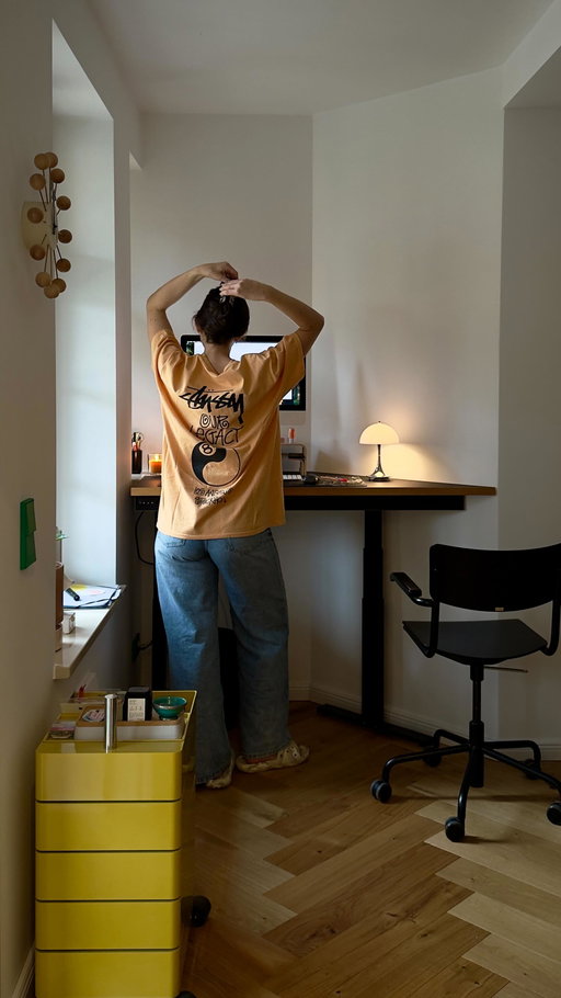 We’re currently rearranging the apartment, which also meant finding a new place for Sarah to work. There was this unused corner that turned out to be perfect for a small workspace.

Before we could use it properly, @dein.tischler helped us make a few adjustments. Now it actually works 🪚

#diy #upcycling #workstation #beforeandafter #interiors