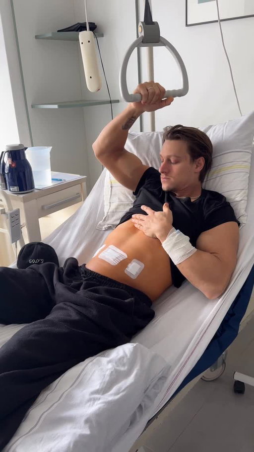 It’s been a year now since I had my hernia and belly button surgery… I’m feeling pretty good atm. Doing my job - eat well - rest well - train hard. Just a reminder for you ladies and gents keep pushing no matter what. Stay strong 💪🏽